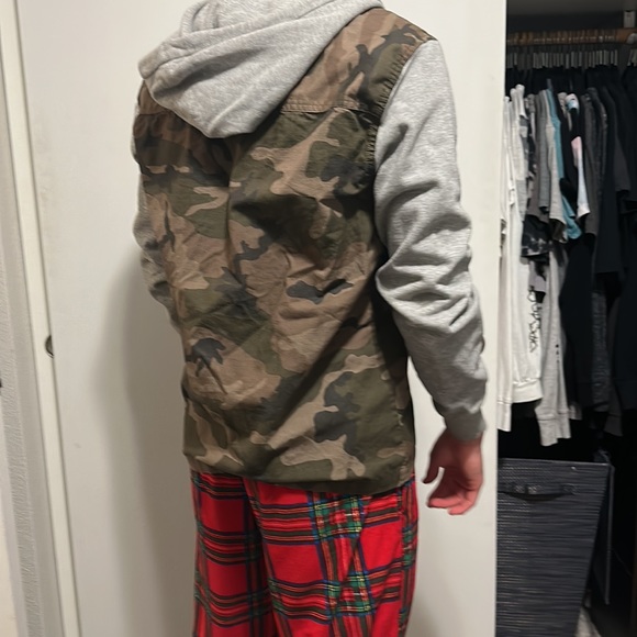 H&M camo and grey half sweatshirt - Picture 4 of 4